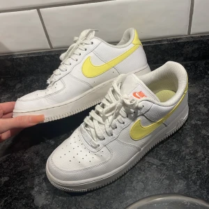 Nike airforce - Airforce med gula och rosa detaljer. Jättefina men kommer ej till användning, ser ut som nya !