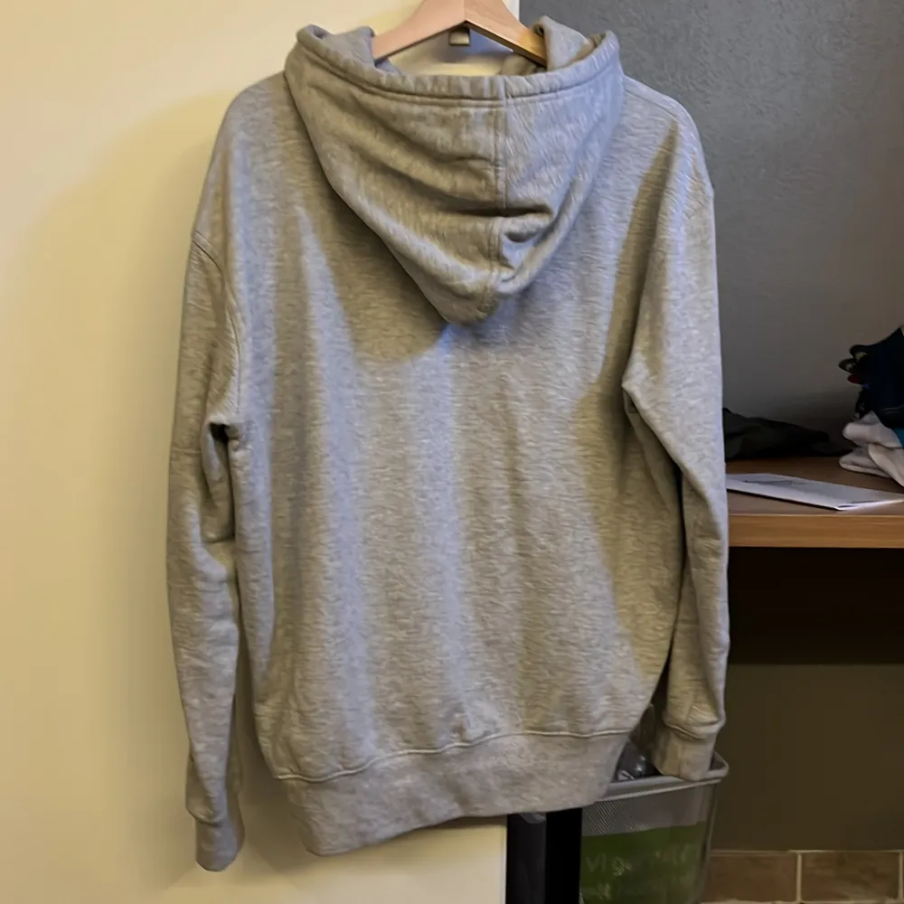 En grå studio total zip hoodie, storlek M/medium. Jag har knappt använt denna tröjan då jag inte riktigt har fått tillfälle. Nypris 499 kr, frakt ingår i priset.. Hoodies.