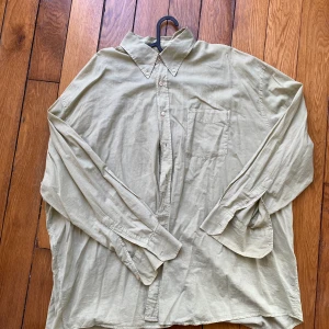 Our Legacy Skjorta - OL borrowed shirt, liten skada längst ned