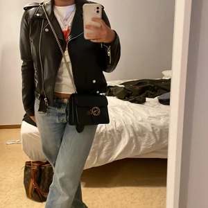 Skinnjacka zara - Jacka från zara i storlek M, liten i storleken sitter som en S. Använd en gång