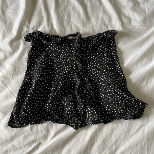 Kjol från zara - Säljer dennna prickiga kjolen från zara. Inbyggda shorts och bälte att knyta i midjan. Köparen står för frakt