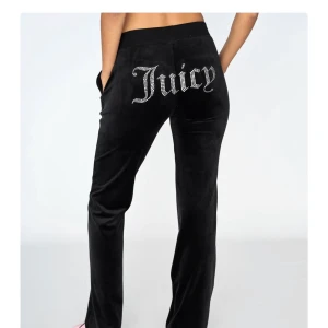 Helt oanvända Juicy Couture Classic Velour Diamante i strlk Medium - Helt oanvända Juicy Couture Classic Velour Diamante i strlk Medium! GRATIS FRAKT‼️‼️