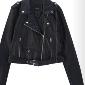 Bikbok, skinjacka - Nyskick, svart från bikbok. Möts upp men kan skickas också. 