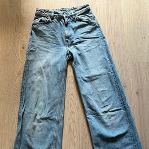 Lågmidjade vida jeans från monki  - Blåa Lågmidjade vida jeans från monki storlek xs/ 25. Köparen står för frakten 
