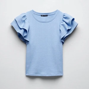 blå volangtopp zara - intressekoll på denna superfina volangtoppen från zara💙👕 Är i storlek S och är använd en gång😁 Köpt för 200kr, så säljer för 120+frakt. 