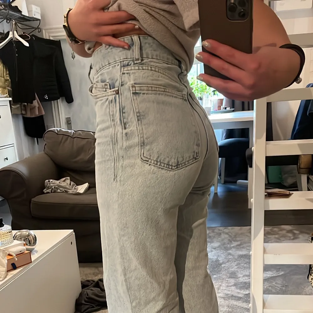 Säljer dessa vida jeans från zara, jättehöga i midjan (se bild 3). Jeans & Byxor.