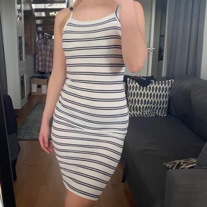 Bershka klänning  - Semi- lång klänning från bershka💕