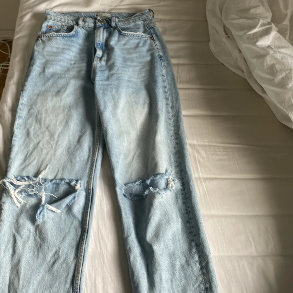 Säljer mina fina byxor från Ginatricot💞 byxorna är i storlek 34. Köpte jeansen för ca 500 kr. Jeansen har jag klippt upp väldigt lite på ena knät men det är nästan inget man märker av (kolla bild numer 3)💞 köparen står för frakten, skriv för fler bilder!💞. Jeans & Byxor.