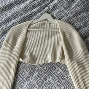 Vit kofta  - Hej! Säljer den här populära bolero koftan i storlek S, buda gärna! 💕