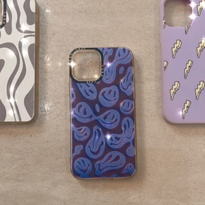 Mobilskal till iPhone 12/12 pro - Är plast skal och väldigt fina de är också nya har använts 2-3 gånger jag ville inte ha de längre för att det va typ inte min stil av skal. ☺️ Om ni har frågor skriv priv 💙