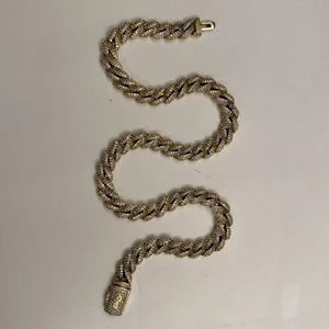 Guldhalsband - Platterat guldhalsband med labbgjorta diamanter i väldigt bra skick