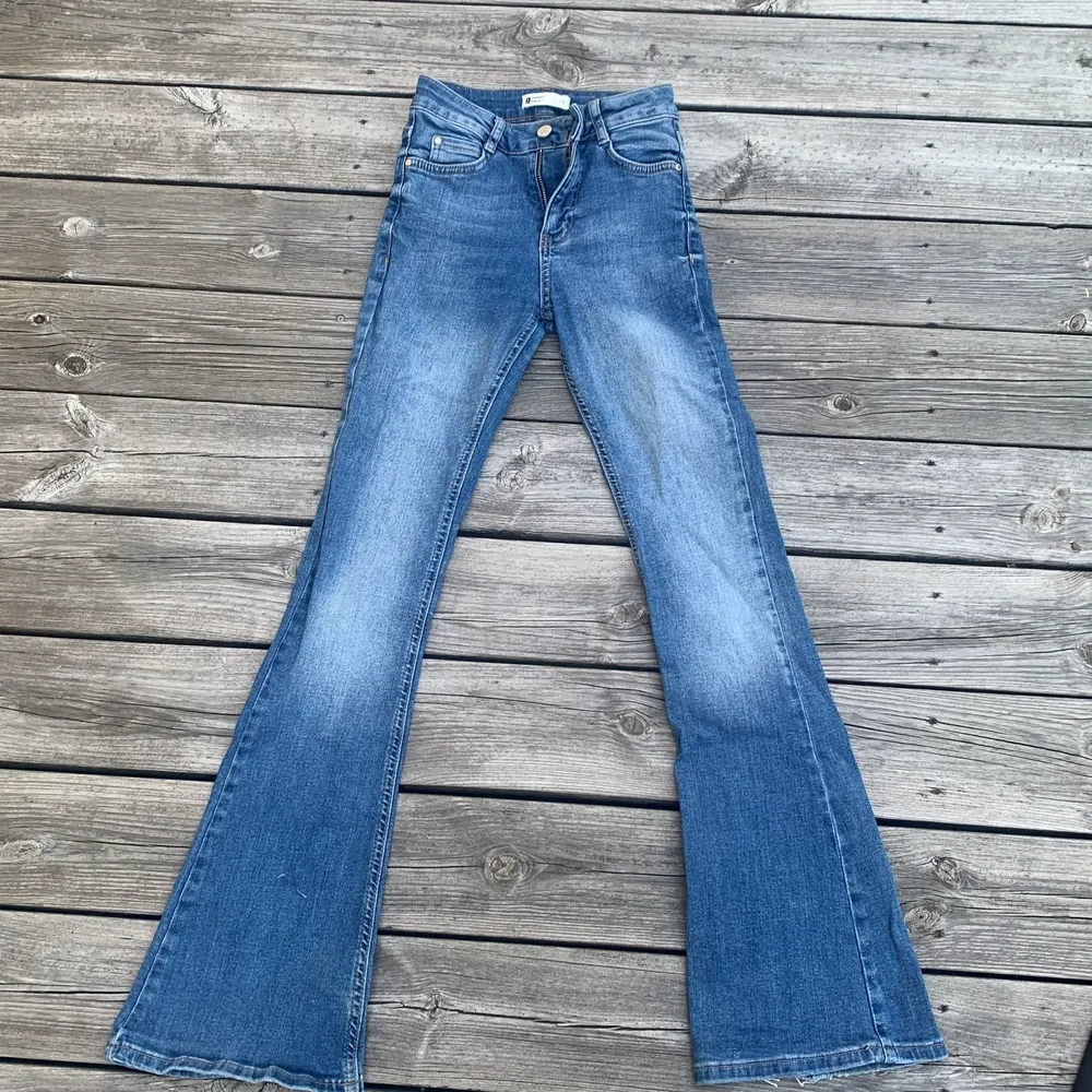 Utsvängda Gina jeans. Använts ett par gånger, men används inte längre pågrund av att dom är för små. Frakten betalar köparen! Kontakta mig om ni är intresserade.🙌🏻. Jeans & Byxor.