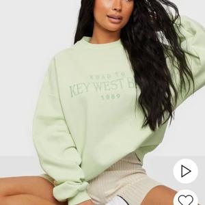 Sweatshirt - Jätteskön tröja, använt endast ett par gånger och där med varför jag säljer den. Köpt på Nelly för 399kr, köparen står för frakt🤗