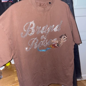 Brand of Roses rihnestone - Brand of Roses t-shirt i size S men sitter oversize. Använd 1-2 gånger, helt nyskick med alla pärlor kvar. Har varit slutsåld på hemsidan länge. Skriv för fler bilder.