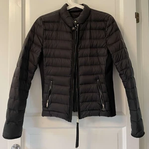 Jacka - Zara - Svart dunjacka från Zara i storlek M.