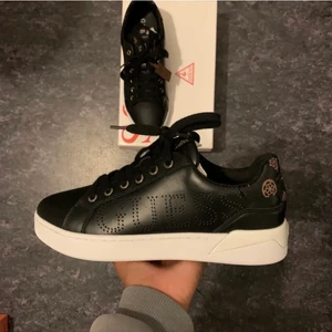 Helt nya Guess skor - Helt nya och oanvända skor från Guess. Storlek 39. Nypris 1249kr. Kan mötas upp eller köparen står för frakten💛