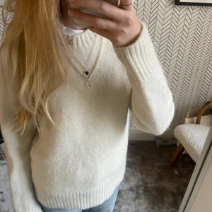 Stickad ami tröja - Säljer denna stickade tröjan ifrån AMI! Storlek M men är väldigt liten så passar nog XS-S bättre. Lite nopprar men annars inga tydliga tecken på användning!