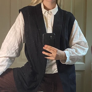 Väst oversized i svart  - Svart väst i kostym material från H&M devided. Storlek 44. Snygg över skjorta eller t-shirt. 