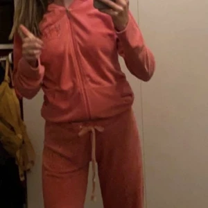 Rosa juicy kofta - Väl använd har tappat några diamanter, strl l i barnstorlek vilket motsvarar xs. 