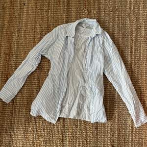 En blåvit randig skjorta med insydd midja i storlek 38💜Liten i storlek. Hör av dig vid intresse/frågor! Köparen betalar eventuell frakt 