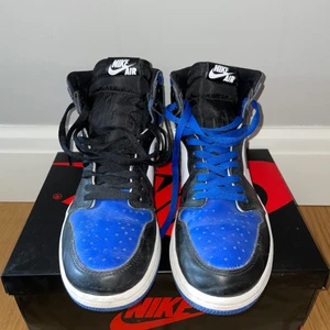 Nike air Jordan royal toe - Äkta royal toe i storlek 43 köpta på plugmeplease 2020. 8/10 condition och använda fåtal gånger. Originallåda, extra snören och Jordan sticker medföljer. Pris på StockX nu ca 3600kr. Köparen står för frakt