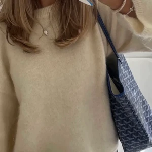 Populär h&m tröja - Så fin stickad tröja från hm, helt slutsåld på hemsidan. Storlek S.  Första bilden är lånad❣️