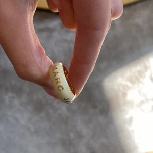 Ring Marc Jacobs  - Ring från Marc Jacobs. Bra skick! Justerbar i storleken (se bild 3) 🤍köpt på NK Gbg 