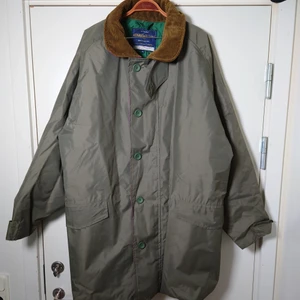 Vintagejacka - Mörkgrön vintagejacka med grönt foder, lila detaljer och manchesterkrage🌿