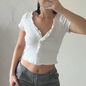 Top - Vit gullig Top med knappar i fint skick!  Tas bort 16/10!