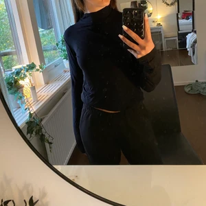 Polotröja  - Svart polotröja i tunt, elastiskt material!  ⚠️⚠️⚠️köp helst inte via ”köp direkt”! Skriv till mig!