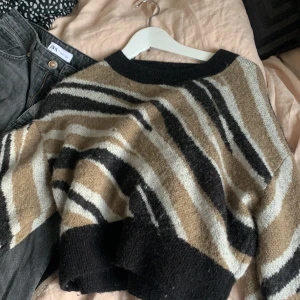  & Other stories stickad tröja - Säljer min jättefina & other stories stickade tröja i alpackaull. Den är helt oanvänd och köpte för 859 kr på & other stories hemsida. Superfin nu till hösten och jätte bekväm bilderna är mina egna och det finns inga defekter på den.