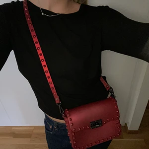 Nitväska  - Säljer denna väska med glans och nitar!! Piffar till en tråkig outfit! 