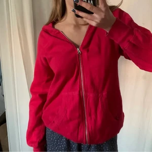 Röd zipup - Jätte fin zip up! Sitter overzized 