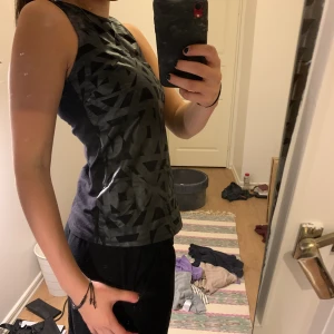 Svart topp - En super snygg svart topp med lite mönster på baksidan. Den e lite festlig o snygg. Säljer för att den e lite för liten. 👍