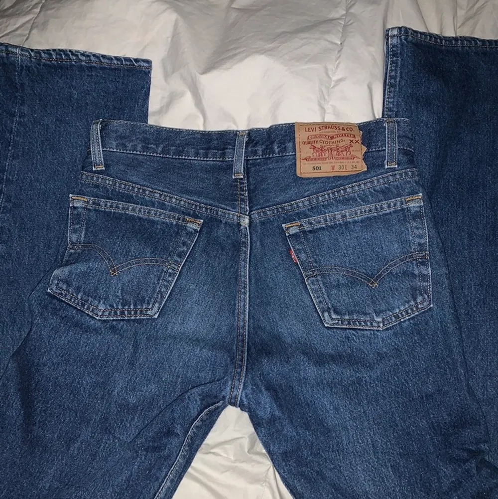 ⭐️(FINNS KVAR!, oseriös köpare) ⭐️Ett par vintage lowwaist Levis 501 jeans, gjorda i USA. De är storlek W30 L34 (passar dem med xs/s i jeans, då de är mindre i storleken). Gjorda i 100% bomull. Tyvärr passade dem ej mig, älskar dem annars. I fint skick. Kan mötas upp i Malmö annars tillkommer frakt. 🫶🏼🫶🏼 Skriv privat om ni har några frågor<33 . Jeans & Byxor.