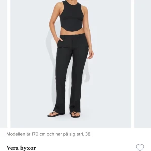 Svarta lågmidjade kostymbyxor  - Säljer nu dessa jätte fina lågmidjade kostym byxor från bikbok, modellen är vera, dem är helt nya med prislapp, köpta här på plick men säljer för dem va för små❤️