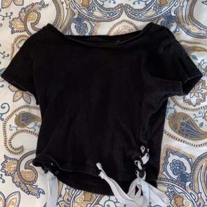 Vanlig svart ribbad T-shirt med snörning på sidan, använd runt 2-3 gånger, köpt för runt 2 år sen