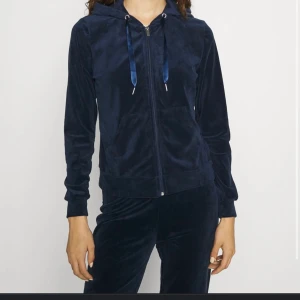 Gina mjukis sätt  - Mörkblåa gina mjukisar i storlek S 