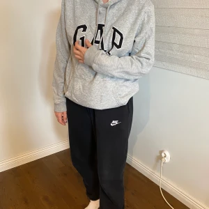 GAP hoodie - Jätte fin och jätteskön GAP hoodie. Herrmodell men passar båda. Säljs pga har samma modell i annan färg som används mer. Mycket skön tröja!💙💛köpt i USA