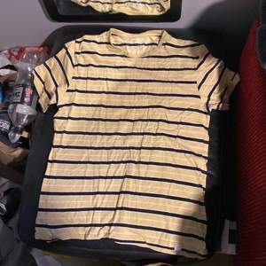 Randig t-shirt / tröja i gult med svarta ränder