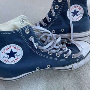 Converse - Blå supersnygga converse i bra skick!! Storlek 39.5 500kr+ frakt ( frakten blir mer än vad Som står )💥🤭