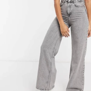 Gråa jeans  - Säljer mina fina gråa jeans från ASOS som tyvärr aldrig kommit till användning. Storlek 38 men är långa. Sitter jättesnyggt🥰