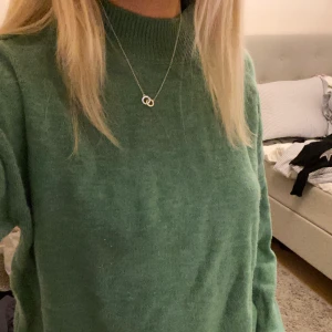 Stickad tröja - Grön stickad tröja. Aldrig använd💕💕