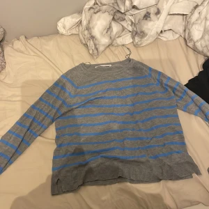 Zara randig tröja  - Inte använt många gånger så väldigt fint skick, är i storlek S men tycker den inte är så stor i sina armar. Lite skrynklig nu så stryker den men om den fraktas så blir den såklart skrynklig igen men ja, kontakta gärna för mer frågor. Ny pris 169. 