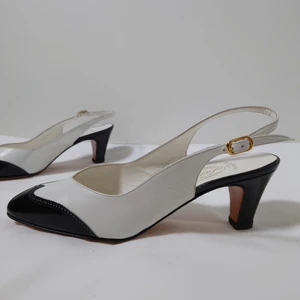 Vintageskor - Vita och svarta vintageskor i klassisk modell med klack. Innehåller äkta läder🌿