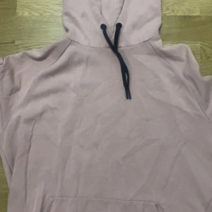babyrosa hoodie - Säkjer dne här hoodie som inte har kommit till användning. Bra skick och asbra kvalite❤️ priset går att diskuteras. Storlek M men passar S också