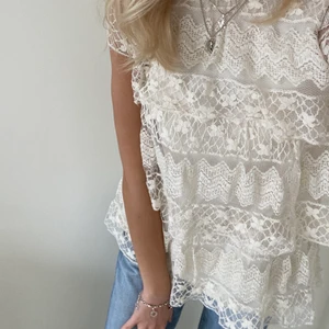 Topp - Världens finaste topp med volanger, tror det är en klänning egentligen eftersom det är storlek 140 men den passar som en topp på mig som normalt har xs/s