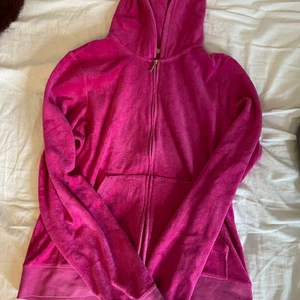 Juicy couture tröja - Jättefin juicy couture tröja i hotpink. Den är i storlek xl (barnstorlek) som motsvarar ca S/XS