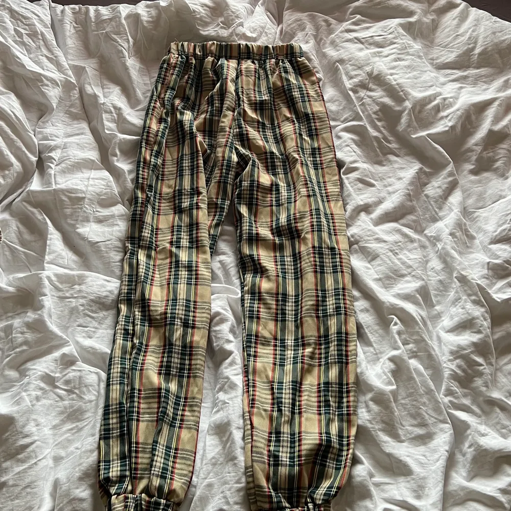 Färgstarka byxor med fickor på bägge sidor fram. Från Shein, strl S. Säljer för 35kr + frakt🥰. Jeans & Byxor.