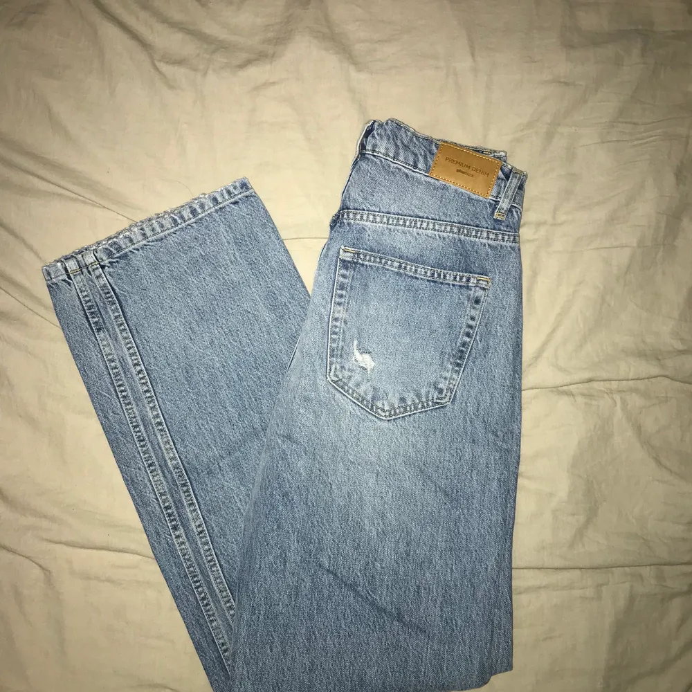 Säljer ett par håliga jeans från Ginatrico som jag inte längre använder. Köpta för ca 300kr och säljer dom nu för 110kr. Jeansen är i nyskick och storlek 36. Kan frakta och mötas upp. Hör av er vid frågor eller bilder!!. Jeans & Byxor.